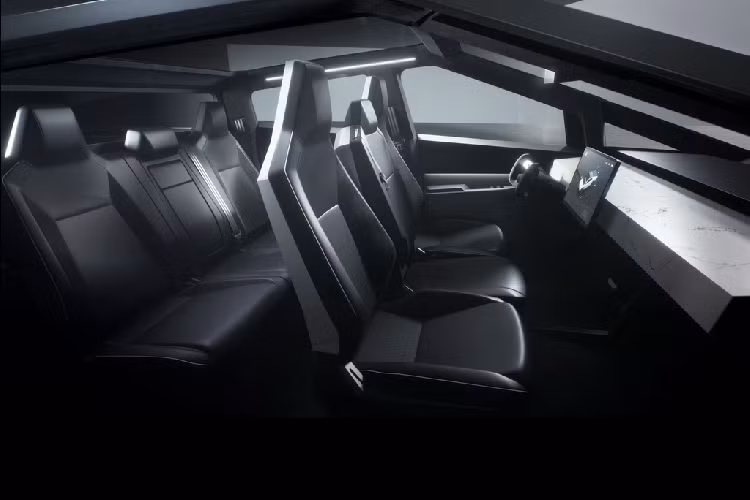 Ngoại thất của Cybertruck hoàn toàn khác biệt với các sản phẩm còn lại của Tesla với hình dáng góc cạnh, nếu không muốn nói là khá thô kệch so với các mẫu xe điện khác như Model S, Model 3 hay Model X. Cybertruck có những đường cắt xẻ đơn giản hơn: từ nóc xe tới đuôi xe là một đường thẳng kiểu fastback. Hệ thống đèn pha và đèn hậu sử dụng công nghệ LED được tối giản thành một dải LED chạy ngang 2 bên thân xe.