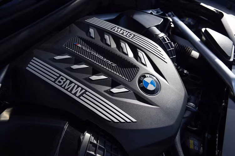 Khả năng cao, BMW X6 thế hệ mới sắp tới sẽ được phân phối tại Việt Nam phiên bản: sDrive40i và xDrive40i. Cả hai phiên bản “40i” này sử dụng động cơ 6cyl thẳng hàng dung tích 3.0L tăng áp cho công suất tối đa 335 mã lực và mô men xoắn cực đại đạt 447Nm. Làm so sánh, X6 “40i” mạnh hơn khoảng 33hp + 47 Nm so với thế hệ cũ.