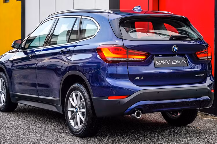 Với mức giá 48.900 USD (khoảng 1,13 tỷ đồng), X1 sDrive18i là mẫu BMW có giá rẻ nhất tại Malaysia. BMW X1 sDrive18i giá mềm hơn rất nhiều so với phiên bản tại Việt Nam có giá khoảng 80.800 USD (khoảng 2,06 tỷ đồng). Điều này cũng dễ hiểu khi X1 tại Malaysia là bản lắp ráp trong nước còn phiên bản phân phối tại Việt Nam được nhập khẩu từ Đức.