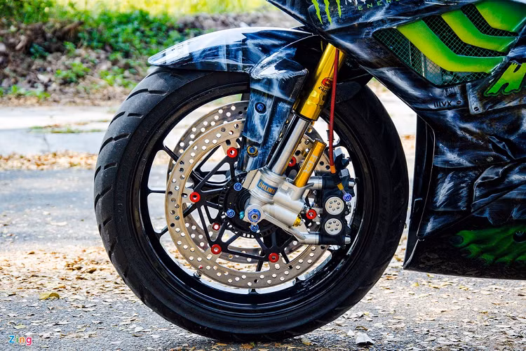 Xe được trang bị giảm xóc upside down hiệu SCK, đi kèm chân giảm xóc CNC mô phỏng loại Ohlins FGR trên các mẫu xe đua. Hệ thống phanh trước nổi bật với bộ đĩa kép kích thước lớn đi kèm kẹp phanh thửa từ Yamaha R1 đời mới. Trong khi đó, kẹp phanh sau sử dụng thương hiệu Brembo. 