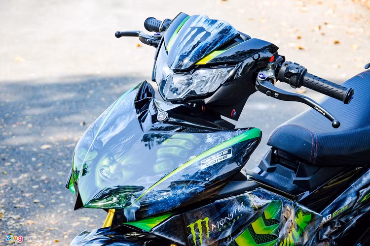 Điều đầu tiên gây ấn tượng về chiếc xe là dàn áo được sơn airbrush theo chủ đề Hulk - người khổng lồ xanh trong loạt phim siêu anh hùng. Dàn áo cũng được chế mủ ở vài chỗ để phù hợp với họa tiết mới. Khác với phương pháp sơn công nghiệp truyền thống, airbrush được ví là phương pháp vẽ tranh bằng nước sơn, mang đến độ hoàn thiện cực cao. Do đó, chi phí sơn airbrush thường đắt hơn 5-10 lần so với sơn thông thường 