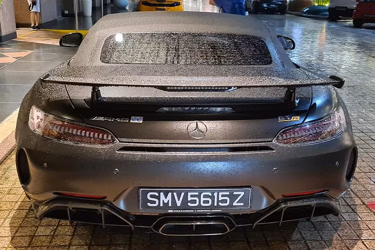 Tương tự như chiếc Mercedes-AMG GT Roadster độc nhất Việt Nam, biến thể R Hardcore này vẫn sử dụng mui xếp mềm quen thuộc nhưng được nâng tầm lên siêu xe. Phần mui mềm của Mercedes-AMG GT R Roadster có đến 3 lớp bao gồm nhôm, magiê và thép đảm bảo cho trọng lượng nhẹ nhất nhưng cũng đồng thời giảm tiếng ồn lọt vào khoang lái mẫu xe thể thao mui trần hạng sang này.