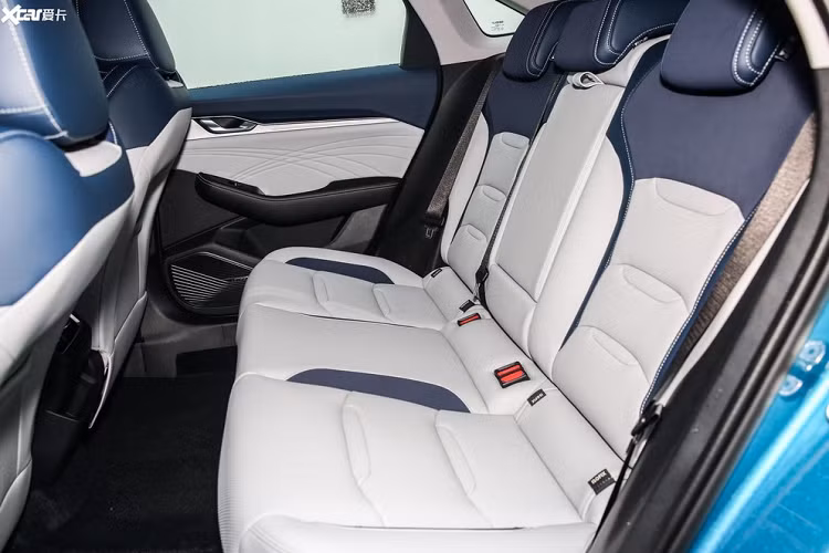 Geely Xing Rui có trang bị một động cơ chạy xăng tăng áp “TD” 4 xi-lanh dung tích 2.0 lít, kết hợp với hộp số ly hợp kép 7 cấp và hệ dẫn động bánh trước.