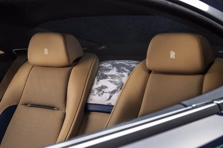 Hãng xe siêu sang đến từ Anh Quốc chào giá xe Rolls-Royce Wraith với mức khởi điểm từ 330.000 USD cho bản tiêu chuẩn và 380.000 USD cho bản hiệu năng cao Black Badge. Những chiếc xe được cá nhân hóa chuyên sâu như thế này thường có giá bán cao hơn nhiều so với tiêu chuẩn nhưng lại không được công bố chi tiết.