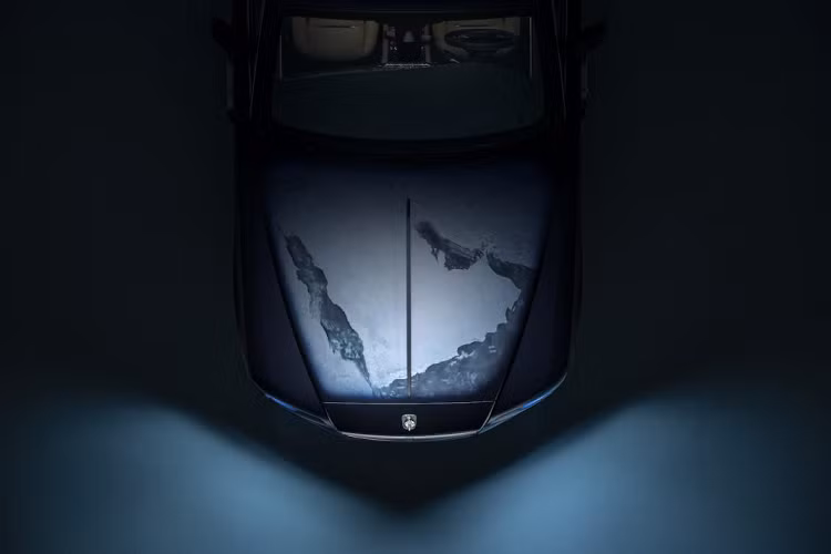 Sau cùng, khách hàng của Rolls-Royce thông qua đại lý tại Abu Dhabi cũng đã nhận được một tác phẩm nghệ thuật di động của riêng mình. Chiếc Rolls-Royce Wraith – Inspired By Earth (lấy cảm hứng từ Trái Đất) là chiếc xe siêu sang với sự cá nhân hóa lấy cảm hứng từ “hành tinh xanh” đã chính thức đặt chân đến Các tiểu Vương quốc Ả Rập Thống nhất và sẵn sàng lăn bánh về nhà chủ nhân. 