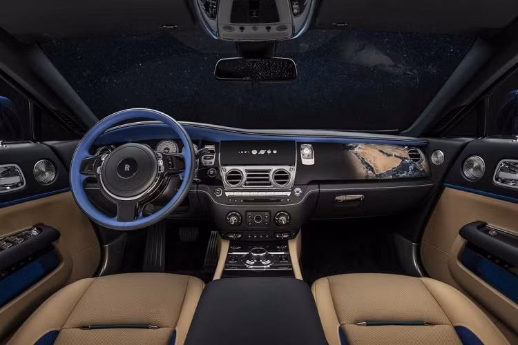 Để có thể hoàn thành bức tranh tuyệt đẹp này, các nghệ nhân làm việc tại House of Rolls-Royce, Goodwood, Anh Quốc đã phải tốn đến hơn 100 giờ vẽ airbrush hoàn toàn bằng tay, đảm bảo từng chi tiết của bức tranh này giống với hình ảnh được cung cấp nhất. Ngoài ra, hai đường coachline chạy dọc thân xe cũng đặc biệt không kém. Chúng được vẽ tay với màu sơn Emerald Green độc đáo và được tạo điểm nhấn với Thái Dương Hệ gồm Mặt Trời và 8 hành tính có quỹ đạo quanh nó.