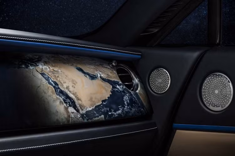 Giống với những chiếc Rolls-Royce Wraith khác, chiếc coupe siêu sang đặc độc nhất vô nhị này vẫn được trang bị khối động cơ V12 tăng áp kép, dung tích 6,6.