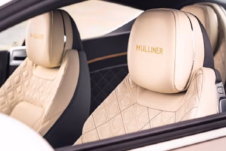 Về truyền động, Bentley Continental GT Mulliner Coupe sử dụng động cơ tăng áp kép W12 6.0L cho công suất 626 mã lực hoặc động cơ tăng áp kép V8 4.0L mạnh 542 mã lực.