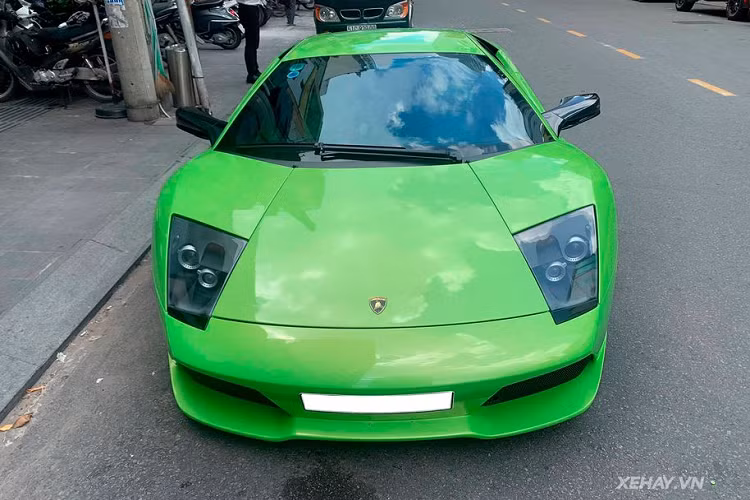 Về nguồn gốc, chiếc Lamborghini Murcielago LP640 màu xanh cốm trong bài viết được xem là một trong số những siêu xe đổi chủ nhiều nhất làng siêu xe Việt với ít nhất 4 lần thay đổi người "cầm cương". Trước đó, siêu xe này từng được một đại lý tư nhân chào bán với mức giá gần 10 tỷ đồng.