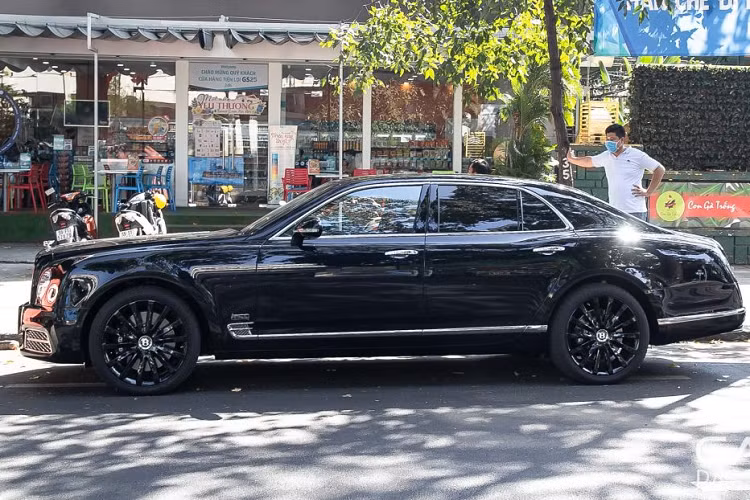100 chiếc bán ra trên toàn thế giới, việc một chiếc Mulsanne W.O. tại Việt Nam là một điều đáng mừng khi giới mê xe có cơ hội được tận mắt chiêm ngưỡng hàng độc cũng như đánh đấu những bước chuyển mình trong phong cách chơi xe của những người chơi xe tại Việt Nam.
