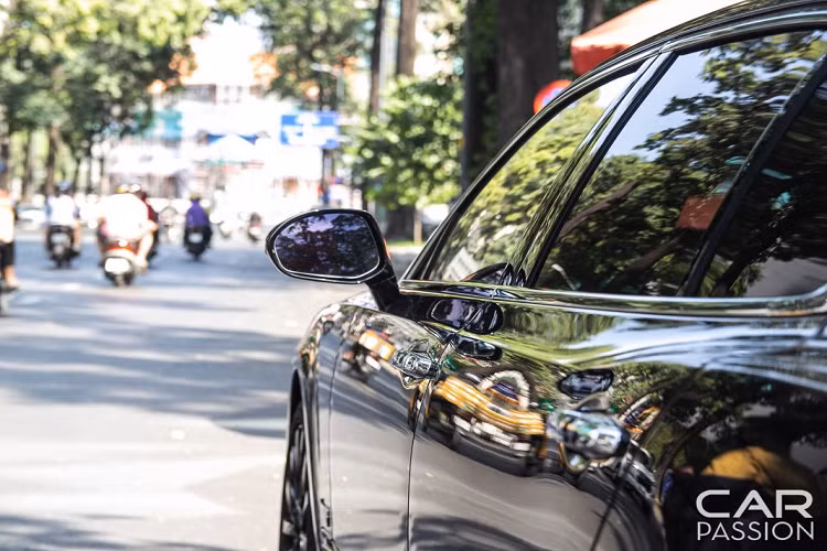 Ở phiên bản Bentley Mulsanne đặc biệt này, xe có màu ngoại thất đen Onyx kết hợp cùng nhiều chi tiết mạ chrome như lưới tản nhiệt, hốc gió, tay nắm cửa, viền cửa sổ,… Tuy nhiên, khách hàng vẫn có thể chọn lựa những màu sơn khác nếu muốn.