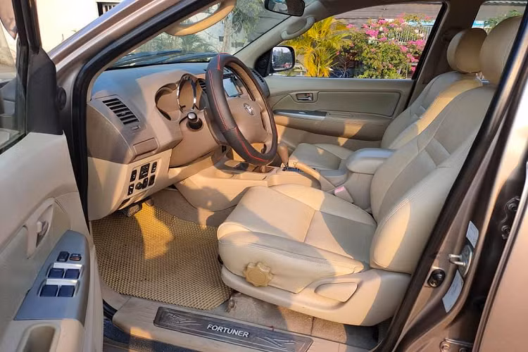 Khoang nội thất của Toyota Fortuner máy xăng V6 4.0 có thiết kế tương đồng với phiên bản lắp ráp tại Việt Nam từ năm 2009. Ưu điểm là khoang lái rộng rãi và nội thất da khá êm ái, đủ thoải mái cho cả 7 người ngồi trên xe. Vì là xe nhập nên chất lượng thân vỏ của dòng Fortuner này được đánh giá cao, sau 13 năm sử dụng vẫn giữ được sự cứng cáp nhất định.