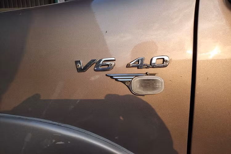 Động cơ trên phiên bản này là loại mấy xăng V6 4.0L có công suất 234 mã lực và mô men xoắn 376 Nm, đi kèm là hộp số tự động 4 cấp và chế độ gài cầu bằng tay. Với sức mạnh này, xe sẽ đáp ứng nhu cầu cho những người cần sức mạnh, nhưng lại khiến nhiều người lo ngại về khả năng ăn xăng của mẫu SUV cỡ lớn này.