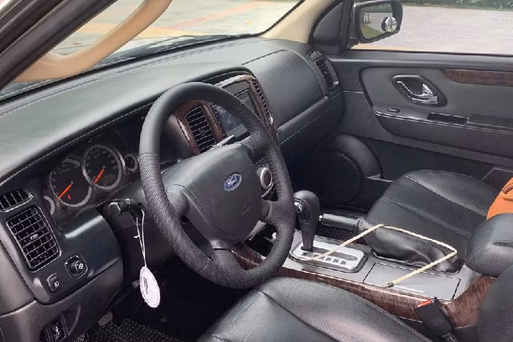 Ford Escape cũ là một trong những mẫu ôtô cũ có mức giá giảm nhanh nhất trên thị trường hiện nay, có thể đạt tới 15% mỗi năm. Thêm vào đó, bởi xe không còn được lắp ráp và phân phối tại Việt Nam nên chi phí cho việc sửa chữa và thay thế phụ tùng khá mất thời gian, bù lại chi phí phụ tùng của Ford Escape khá dễ chịu vì hiện tại đã có nhiều nguồn cung cấp từ Trung Quốc, thị trường cũng có sử dụng dòng xe này.