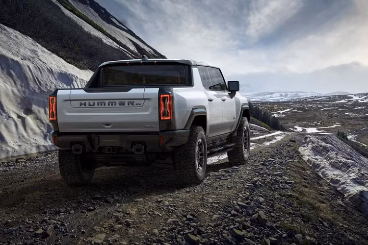 Đến mùa thu năm 2023, GMC Hummer EV sẽ được bổ sung bản 2X với giá rẻ hơn là 89.995 USD. Phiên bản này chỉ có 2 mô-tơ điện với công suất tối đa 625 mã lực và mô-men xoắn cực đại 10.033 Nm. Dù vậy, xe vẫn có thể hoàn thành quãng đường hơn 483 km sau mỗi lần sạc.