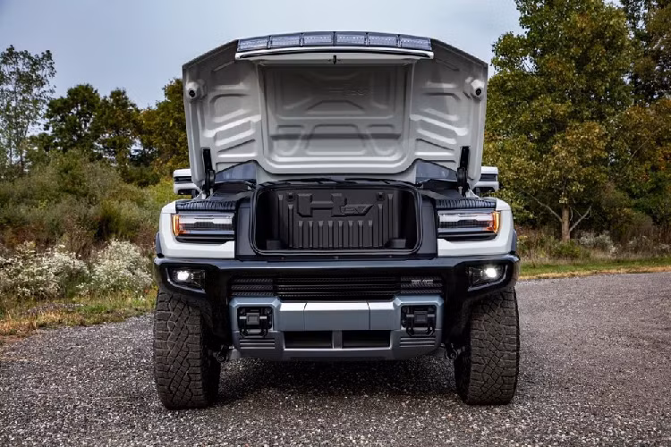 Chưa hết, hệ thống thông tin giải trí của GMC Hummer EV 2022 còn cung cấp thông tin về tình trạng địa hình và các chức năng của xe như áp suất lốp hay góc lật để hỗ trợ quá trình off-road. Tiếp đến là hệ thống hỗ trợ lái bán tự động Super Cruise phiên bản mới nhất, cho phép người lái rảnh tay trên những cao tốc của Mỹ và Canada. Nguồn cung cấp sức mạnh cho GMC Hummer EV 2022 là 3 mô-tơ điện có tổng công suất khoảng 1.000 mã lực và mô-men xoắn cực đại 15.592 Nm. Nhờ đó, mẫu "siêu bán tải" này có thể tăng tốc từ 0-96 km/h trong thời gian chỉ 3 giây.