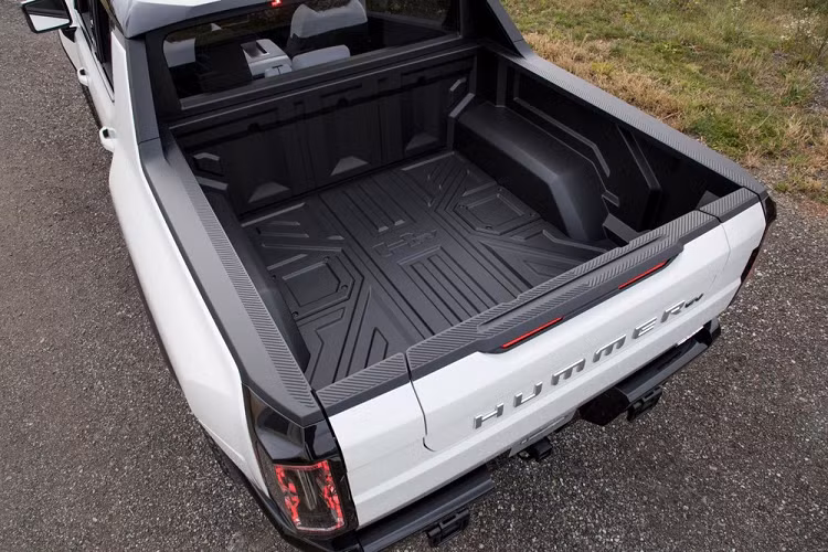 Một điểm nhấn nữa của GMC Hummer EV 2022 chính là hệ thống treo khí nén thích ứng với chế độ Extract. Chế độ này cho phép hệ thống treo nâng gầm xe thêm 149 mm để vượt địa hình. Vào thời điểm hiện tại, GMC Hummer EV 2022 chỉ có 1 bản trang bị là Edition 1 và bán ra với giá 112.595 USD. Bỏ ra số tiền này, khách hàng sẽ được nhận về nội thất có những điểm nhấn màu đồng.