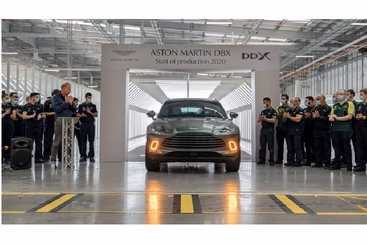 “Đây là thời khắc lịch sử của Aston Martin nói riêng và xứ Wales nói chung”, Ken Skates, Bộ trưởng Kinh tế và Giao thông North Wales, nói về tầm quan trọng của DBX. Giá xe Aston Martin DBX khởi điểm từ 189.900 USD (khoảng 4,6 tỷ mức giá tại quê nhà Anh Quốc).