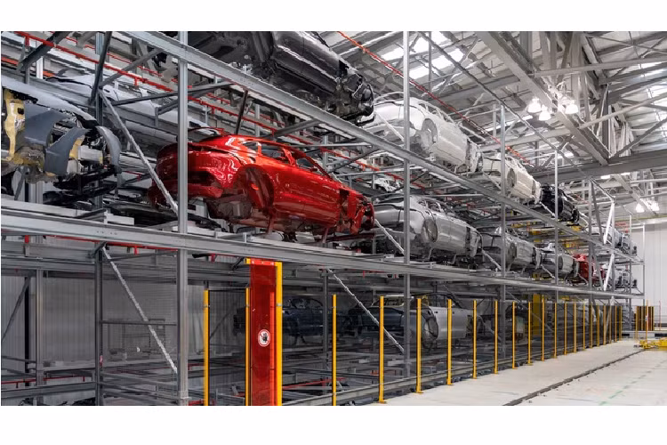 Lô SUV DBX đầu tiên sẽ chỉ có bản động cơ V8, sau đó sẽ là sự xuất hiện của các tùy chọn động cơ V6 hybrid và V12 AMR.