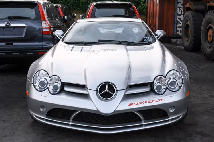 Giống với cái tên “mũi tên bạc”, chiếc Mercedes-Benz SLR McLaren hàng hiếm khoác lên mình lớp sơn bạc sáng bóng, lớp sơn không chỉ tô điểm cho những đường nét thiết kế của xe mà còn đem đến một vẻ đẹp theo thời gian cho mẫu xe đến nay đã hơn 12 năm tuổi.