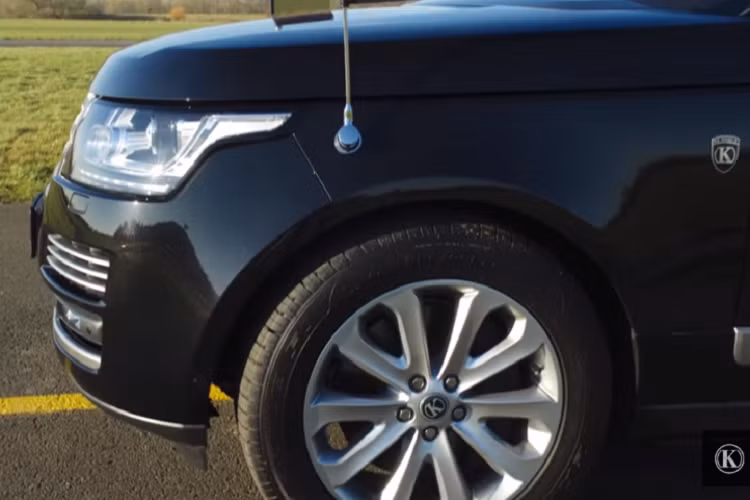 Klassen đã kéo dài chiếc Range Rover để mở rộng thêm không gian nội thất. Tổng chiều dài bổ sung của chiếc Klassen Range Rover này là 1.016 mm, qua đó nâng tổng chiều dài lên 6.215 mm trong khi chiều dài trục cơ sở là 4.136 mm.