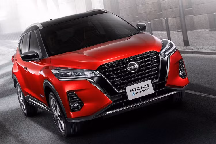Cụm pin của Nissan Kicks 2020 kết hợp cùng mô-tơ điện với công suất tối đa 129 mã lực và mô-men xoắn cực đại 260 Nm, truyền lực tới cầu trước. Nói cách khác, động cơ xăng của Nissan Kicks 2020 về cơ bản không đóng vai trò truyền động cho xe.