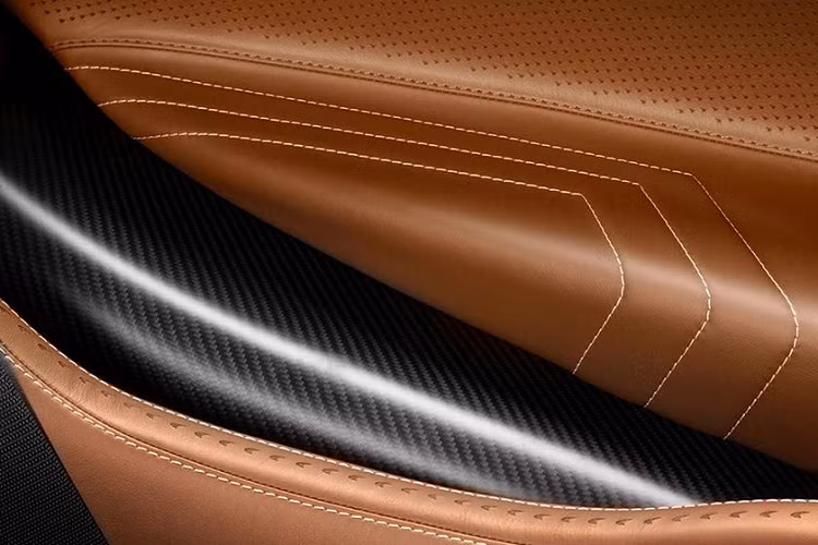 Nếu muốn một chiếc McLaren 720S mạnh hơn, tín đồ xe hiệu suất cao có thể chọn bản độ của Novitec. McLaren 720S của Novitec đạt công suất 806 mã lực, mô-men xoắn cực đại 878 Nm, tăng tốc 0-100 km/h trong 2,7 giây, tốc độ tối đa 346 km/h.