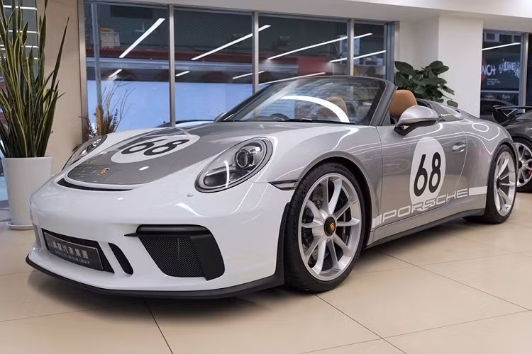 Trên toàn thế giới chỉ có đúng 1.948 chiếc siêu xe Porsche 911 Speedster được sản xuất và chiếc xe đầu tiên đến Hồng Kông mang số thứ tự 886/1948. Xe thuộc sở hữu của một nhà sưu tầm xe ở khu vực hành chính đặc biệt của Trung Quốc.