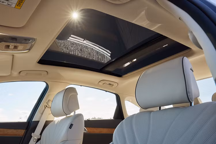 Xe cũng được cung cấp gói công nghệ Kiểm soát an toàn chủ động của Genesis bao gồm Hệ thống hỗ trợ tránh va chạm phía trước, Cảnh báo tài xế mất tập trung, Hỗ trợ tránh va chạm tại điểm mù, Kiểm soát hành trình thông minh với tính năng Stop &amp; Go cùng hệ thống camera toàn cảnh Surround View Monitor với chức năng 3D.