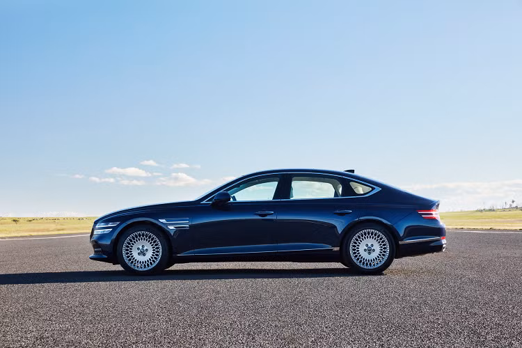 Kiểu dáng năng động của Genesis G80 thế hệ mới còn được tìm thấy ở một số chi tiết khác như đường roofline dốc về phía sau giống như những mẫu xe coupe. Có thể thấy, thiết kế ngoại thất của G80 2021 thể thao hơn đáng kể so với phiên bản tiền nhiệm và dễ gợi liên tưởng đến mẫu Audi A7 Sportback.
