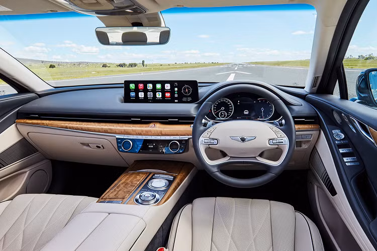 Phiên bản cơ sở Genesis G80 2.5T 2021 được trang bị động cơ xăng tăng áp 2.5L mới, sản sinh công suất tối đa 300 mã lực và mô-men xoắn cực đại 422 Nm, kết hợp với hộp số tự động 8 cấp và hệ dẫn động cầu sau.