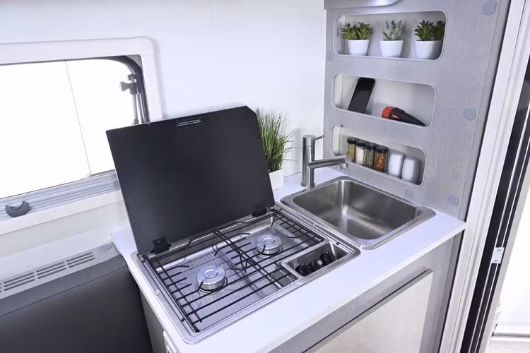 Ở phía bên phải là một khu bếp nhỏ đã sẵn sàng với một bếp nấu hai lò và bồn rửa - tất cả đều được làm từ thép không gỉ trọng lượng nhẹ, và ngay cạnh đó là một chiếc tủ lạnh. Tường nội thất cũng bao gồm các không gian lưu trữ nhỏ cho các loại đồ dùng và gia vị, trong khi bên trái của cánh cửa chỉ có một chiếc ghế ngồi đơn sơ. Tuy nhiên khi kiểm tra kỹ hơn, bên dưới chiếc ghế đó là một toilet ẩn.