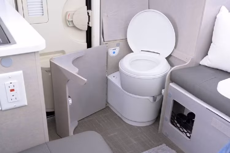 Đối với phòng ngủ chính, phần phía trên bao gồm một tấm nệm cho 2 người với không gian chứa đồ bên trái và bên phải, với khoảng không giữa các cửa sổ là nơi hoàn hảo cho mọi hoạt động từ ngủ đến đọc sách, hoặc bất cứ việc gì khác mà bạn muốn.