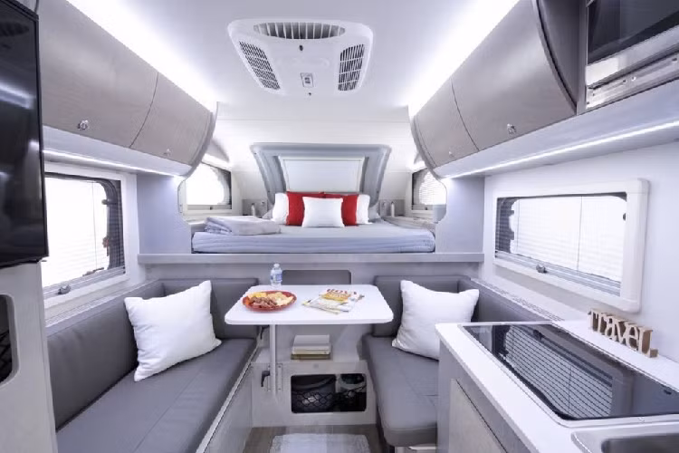 Về mặt kích thước, Cirrus 620 có tổng chiều dài 3,86 mét bao gồm cả chỗ ngủ. Chiều rộng và cao đều là 2,48 mét, qua đó cung cấp một không gian nội thất ấn tượng, đủ rộng rãi để bạn tạm rời xa căn nhà trong đô thị và đến với một địa điểm hoang vu, tiếp cận thiên nhiên nào đó. Khi lần đầu tiên bước vào 620, người dùng sẽ bất ngờ thấy mình được bao quanh với tất cả các tính năng tiện nghi thường thấy một ngôi nhà cố định.