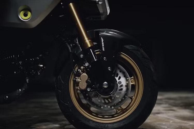 Nâng cấp đáng chú ý nhất của Honda MSX 2021 là hệ thống phanh ABS. Theo Honda, hệ thống phanh ABS trên Grom được tích hợp cảm biến G-Sensor, công nghệ thường thấy trên các mẫu xe đua.