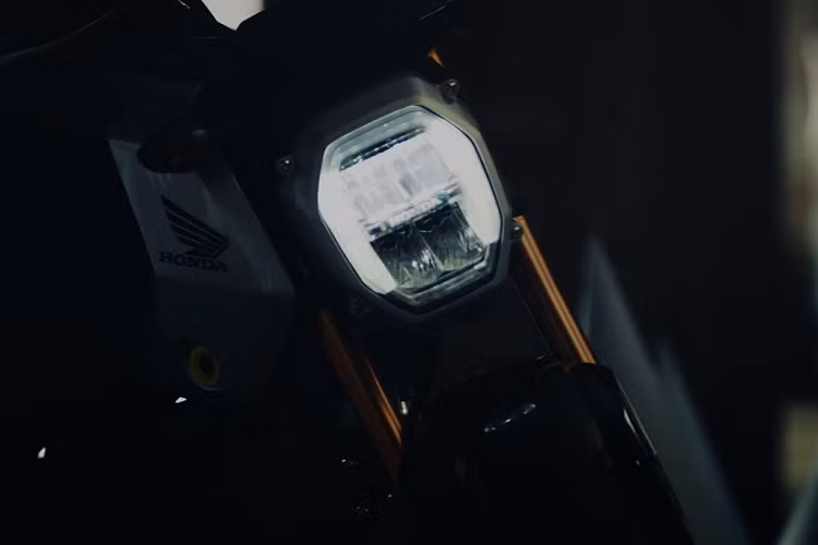 So với thế hệ trước, Honda MSX (Grom 2021) mới trông lạ mắt hơn với cụm đầu đèn hình bát giác. Hệ thống chiếu sáng vẫn là dạng LED 2 tầng nhưng được gom chung vào một chóa đèn, khác với dạng tách rời như đời cũ. Đồng hồ tốc độ dạng kỹ thuật số được làm vuông vức và có thêm đèn báo chuyển số