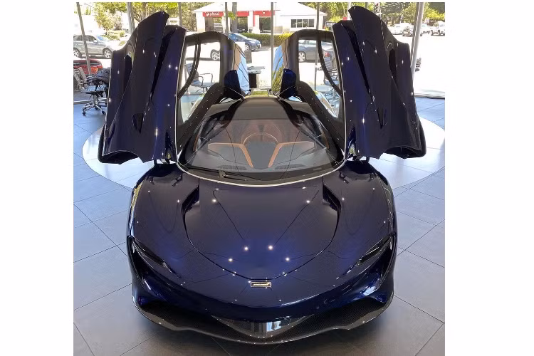 Theo công bố của hãng siêu xe McLaren, có đến gần một phần ba số lượng khách hàng mua Speedtail đang định cư tại Mỹ, tuy nhiên, chiếc hyper-GT này lại không thể di chuyển một cách hợp pháp trên đường phố nước này. Lý do chính khiến chiếc xe không hợp pháp là do vị trí chỗ ngồi của nó khi vị trí lái được đặt chính giữa cùng hai ghế ngồi hai bên. McLaren cho biết thiết kế này nhằm tối ưu hóa trọng tâm, giúp xe đạt được tốc độ cao nhất. Một lý do khác chính là vì gương chiếu hậu của xe là camera thay vì gương kính truyền thống.
