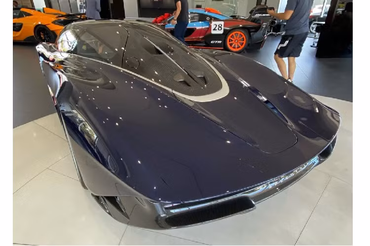 Động cơ điện của McLaren Speedtail sử dụng công nghệ từ xe đua Công thức E, tạo ra 308 mã lực (230 kW), cho phép chiếc xe có được cấu hình hiệu suất cao nhất (bao gồm cả việc tản nhiện và cách tích hợp) khi so với tất cả các động cơ điện hiện có trên những chiếc xe thương mại ở thời điểm này. Speedtail là một mẫu xe cực kì hiếm với số lượng sản xuất chỉ 106 chiếc. Giá xe McLaren Speedtail công bố khởi điểm ở mức 2,25 triệu USD, chưa bao gồm các tùy chọn.