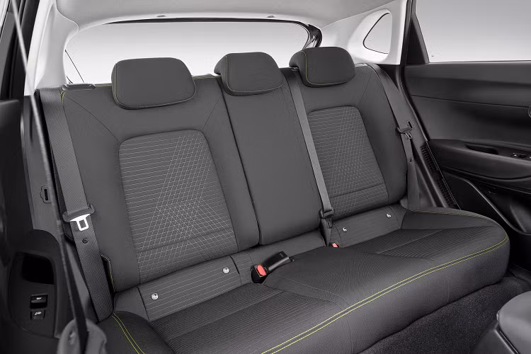Trang bị tiêu chuẩn kết nối điện thoại thông minh Apple Carplay và Android Auto, trong khi đó hệ thống âm thanh cao cấp Bose 8 loa cùng chức năng sạc không dây cho điện thoại là tùy chọn kèm theo. Phần vô lăng của Hyundai i20 2020 được thiết kế cách điệu và thể thao hơn với 4 chấu, trong đó các phím bấm chức năng được phân bố đều cho cả 2 bên như kiểm soát hành trình, điều chỉnh bảng đồng hồ taplo kỹ thuật số hay gọi và trả lời điện thoại. 