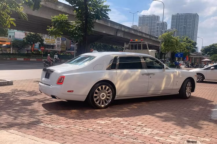 Để phân biệt chiếc xe siêu sang Rolls-Royce Phantom Tranquillity thứ 2 về Việt Nam so với chiếc Rolls-Royce Phantom Tranquillity đang ở Thanh Hoá phải kể đến chi tiết đèn phản quang của 2 xe có cách phối màu khác nhau. Trong khi chi tiết này trên Rolls-Royce Phantom Tranquillity đầu tiên về Việt Nam là màu trắng thì trên chiếc Rolls-Royce Phantom Tranquillity lại có màu cam của thị trường Mỹ.