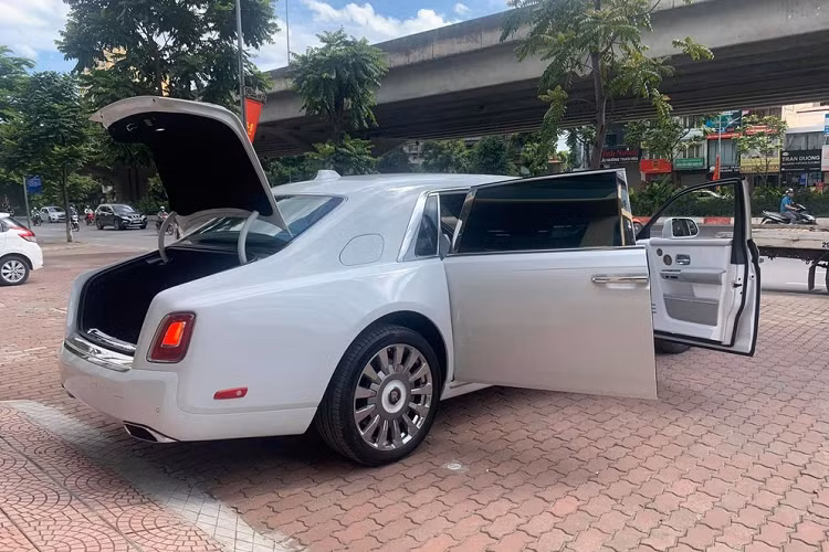 Hiện chưa rõ giá xe Rolls-Royce Phantom Tranquillity hàng hiếm này khi về Việt Nam, dự đoán rằng khi ra biển trắng ước tính nó sẽ khoảng hơn 65 tỷ đồng. Rolls-Royce Phantom Tranquillity có giá tương đương đến 17,7 tỷ đồng tại thị trường Dubai.