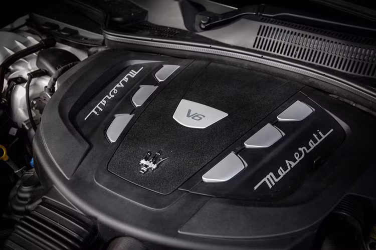 Dưới nắp capo của chiếc Maserati Quattroporte Shooting Brake vẫn là khối động cơ dầu V6 3.0 lít turbodiesel với mức công suất 271 mã lực. Số odo của chiếc xe mới dừng ở khoảng hơn 1,4 vạn km.
