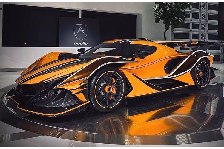 Phía sau khoang lái, Apollo trang bị cho IE khối động cơ V12 hút khí tự nhiên dung tích 6,3 lít được thiết kế lại trên nền tảng động cơ từ Ferrari, cung cấp công suất cực đại 769 mã lực và mô-men xoắn cực đại 760 Nm. Xe có khả năng tăng tốc 0 – 100 km/h trong 2,8 giây trước khi đạt tốc độ tối đa được giới hạn điện tử ở mức 330 km/h.