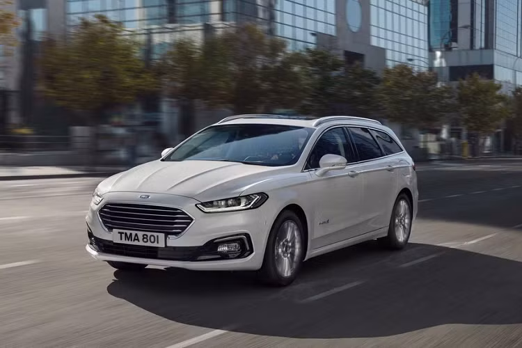 Do các tiêu chuẩn về khí thải ngày một khắt khe hơn tại châu Âu, tùy chọn động cơ EcoBoost 2.0L của đời xe Ford Mondeo thế hệ mới đã bị loại. Năm nay, Mondeo 2021 tiếp tục mất thêm lựa chọn động cơ xăng EcoBoost 1.5L.