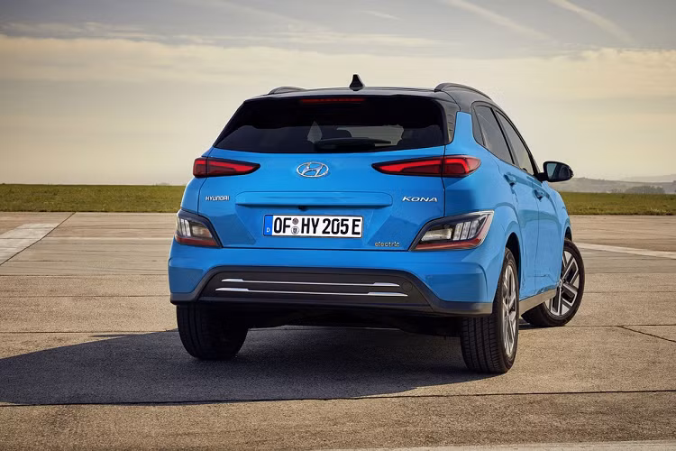 Phạm vi hoạt động trong một lần được sạc đầy của Kona Electric mới cho 2 phiên bản 39,2 kWh và 64 kWh lần lượt là 305 km và 484 km. So với đời cũ, phiên bản dùng động cơ 64 kWh có phạm vi hoạt động lớn hơn nhờ những cải tiến về chất lượng lốp xe.