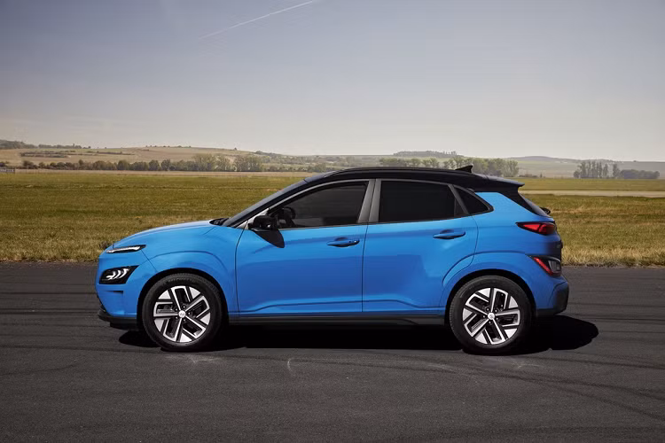 Giá xe Kona Electric 2021 chưa được công bố, xe sở hữu trang bị an toàn với gói SmartSense (hỗ trợ tránh va chạm phía sau, cảnh báo điểm mù), cảnh báo xe phía trước di chuyển, cảnh báo khi mở cửa, kiểm soát hành trình thông minh, hỗ trợ đổ đèo... Kona Electric mới khả năng cũng được trang bị tính năng eCall, cho phép xe tự động liên hệ với các dịch vụ khẩn cấp khi túi khí bung.