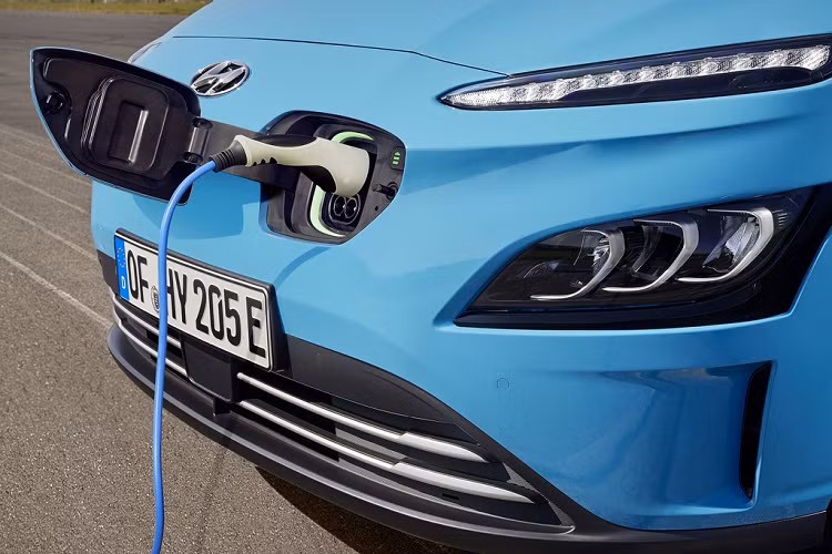 Hyundai Kona Electric 2021 mới có thời gian sạc pin từ mức pin 10% lên 80% với dòng điện một chiều công suất 50 kW là 48 phút đối với phiên bản tiêu chuẩn và 64 phút đối với phiên bản dùng bộ pin 64 kWh. Nếu dùng bộ sạc nhanh 100 kW, cả 2 phiên bản chỉ mất 47 phút.