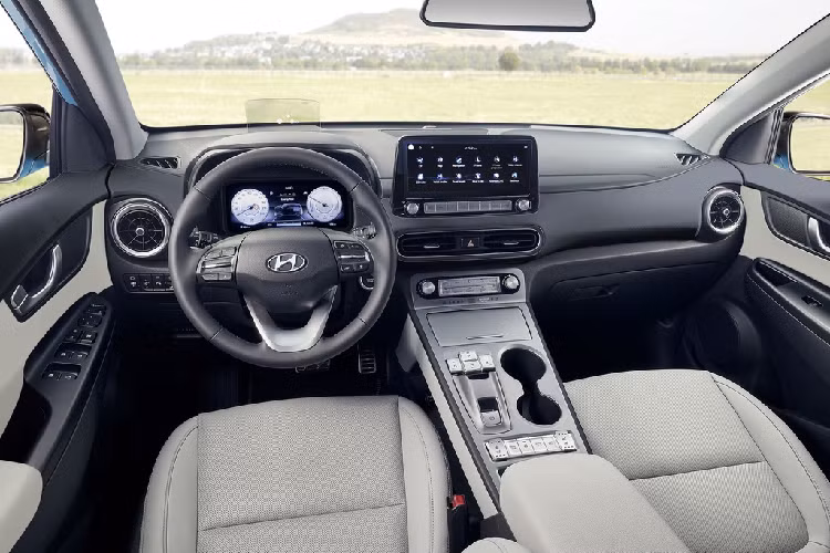 Hyundai trang bị cho xe hệ thống kết nối BlueLink, cho phép người dùng theo dõi các thông tin của xe như tình trạng pin hay quãng đường di chuyển thông qua điện thoại thông minh. Người dùng cũng có thể quản lý pin để lựa chọn thời gian sạc phù hợp hoặc giảm chi phí sạc bằng cách sạc ở những trạm sạc giá rẻ.