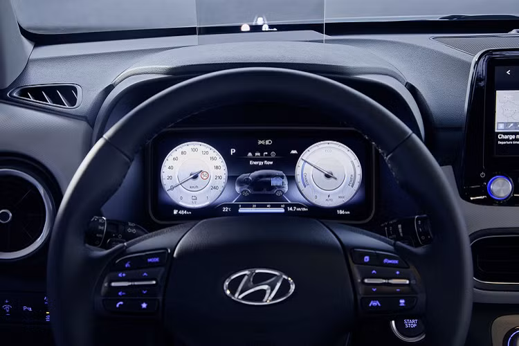 Nội thất Kona Electric 2021 có 2 tùy chọn trang trí là tone đen hoặc xám. Xe cũng được trang bị tiêu chuẩn đèn viền nội thất.