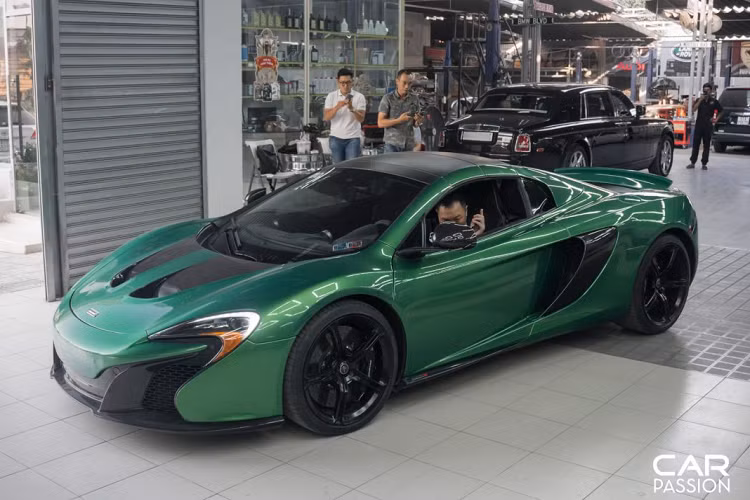 Theo anh Hiếu (chủ garage) cho biết phương pháp sơn lột mang đến rất nhiều lựa chọn cho khách hàng về màu sơn khi có thể pha sơn theo đúng ý muốn, đồng thời có thể tạo ra những “bộ cánh” mang phong cách tán sắc vô cùng độc đáo.